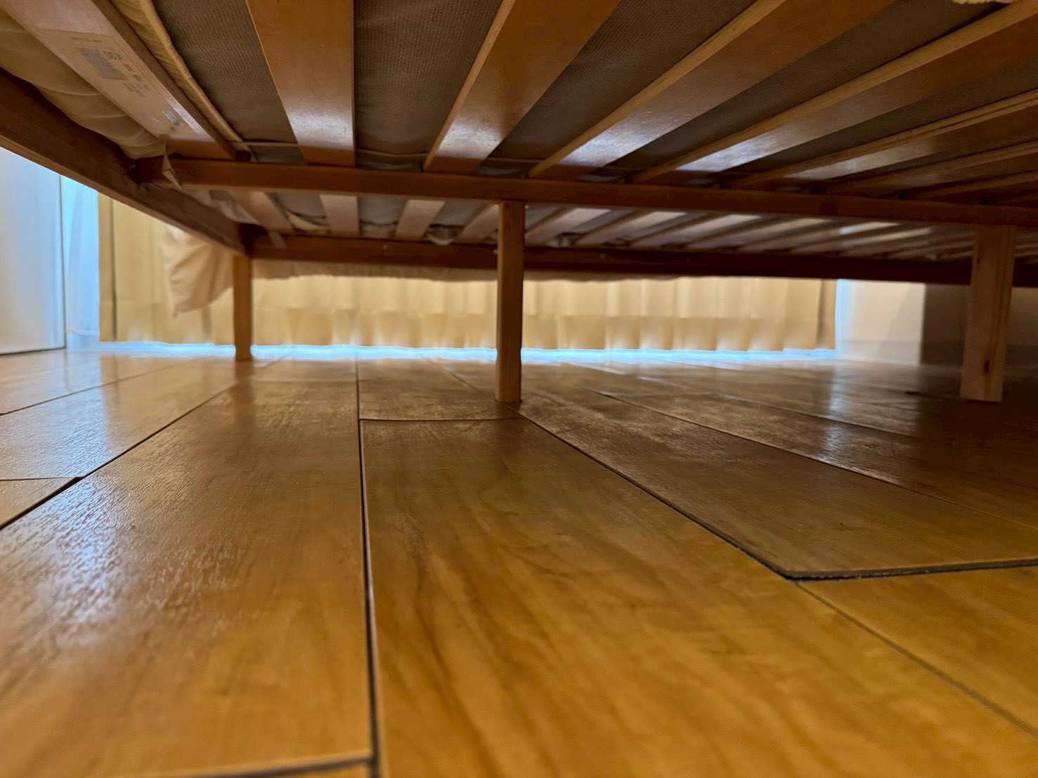 民泊清掃｜ベッド下まで徹底的に清掃しクレームを防止